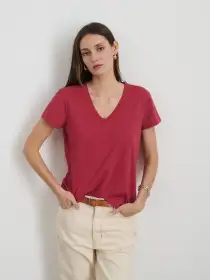 Elliott V Neck Tee in Cotton(Cranberry,XS)
