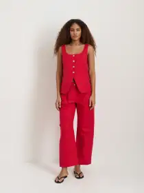 Soho Scoop Vest In Linen Cotton(Crimson,XS)