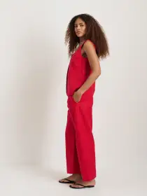 Soho Scoop Vest In Linen Cotton(Crimson,XS)